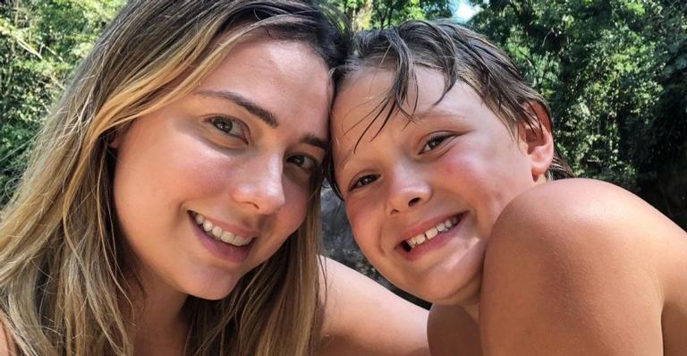 Carol Dantas mostra Davi Lucca aprendendo a jogar tênis: ”Amando ver ele empolgado”