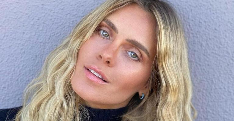 Carolina Dieckmann posa deslumbrante com maiô cavado e rouba a cena: ”Que corpo”