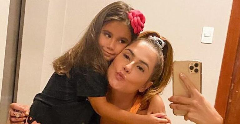 Deborah Secco arranca gargalhadas ao publicar vídeo dançando com a filha
