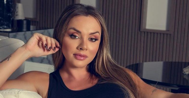 Juju Salimeni posa com biquíni cavado e ostenta pernões e abdômen trincado: ”Um corpão desses!”