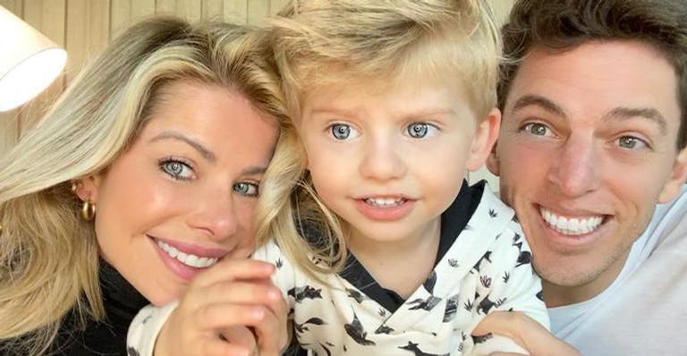 Karina Bacchi mostra ilustração feita com foto da família e encanta: ”Trabalho incrível”