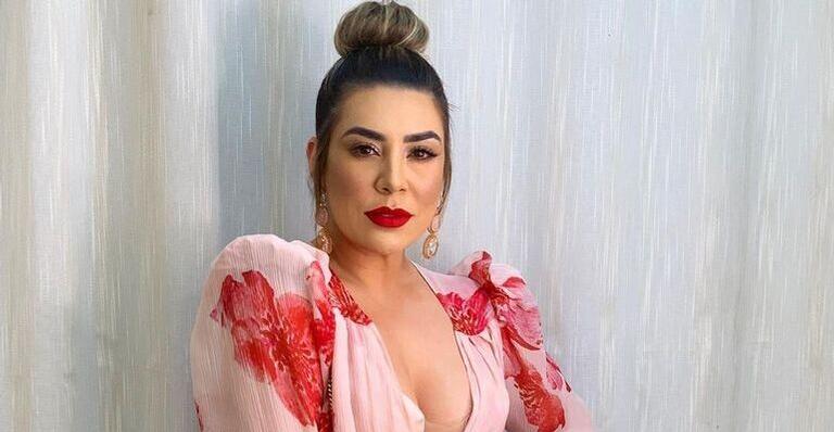 De pijaminha, Naiara Azevedo deixa pernões à mostra e chama atenção: ”Linda demais”