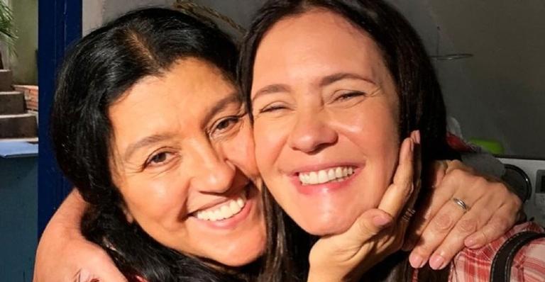 Regina Casé faz homenagem no aniversário de Adriana Esteves: ”Presente que Amor de Mãe me deu”