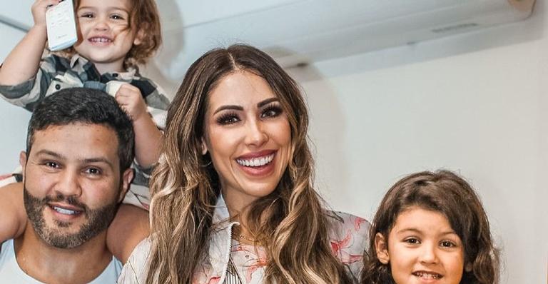 Bella Falconi posa com o marido e as filhas e se declara: ”Projeto que vale a pena”