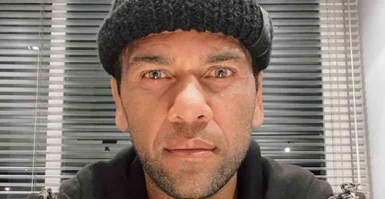 Daniel Alves posa sem camisa e reflete sobre futebol: ”Se não arrepiar, não vale a pena”