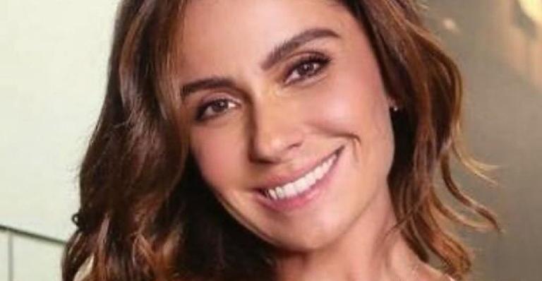 Giovanna Antonelli esbanja beleza com sequência de fotos sorrindo e manda mensagem positiva