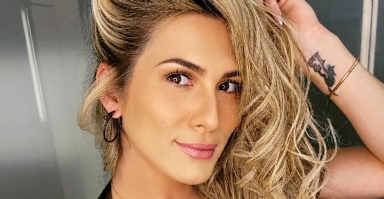 Belíssima, Lívia Andrade posa só de camisa aberta e rouba a cena da web: ”Sem palavras!”
