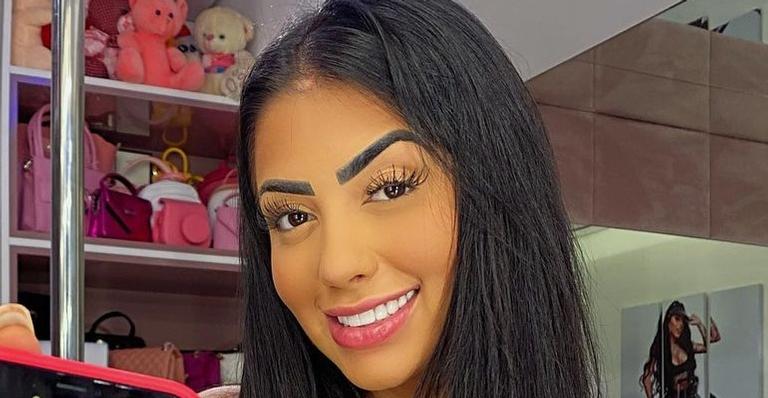 MC Mirella posa com lingerie vermelha transparente e rouba a cena da web: ”Que mulher perfeita”