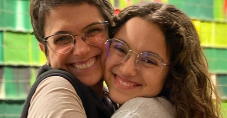 Sandra Annenberg cai no choro ao saber que a filha passou na faculdade: ”Emoção de uma mãe”
