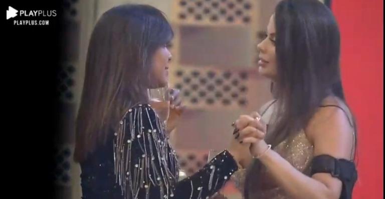A Fazenda: Na festa, Victoria faz alerta para Tays sobre amizade com Jakelyne: ”É falsa!”