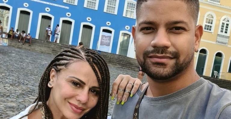 Viviane Araújo divide cliques românticos com o namorado e se declara: ”Razão da minha felicidade”