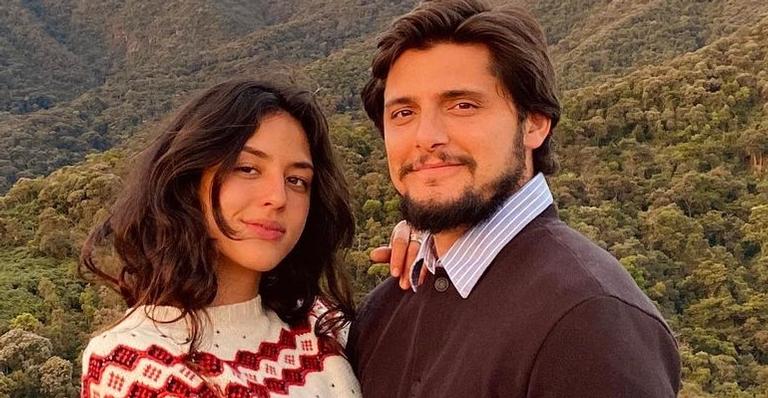 Na Bahia, Yanna Lavigne e Bruno Gissoni trocam carinhos na praia em foto linda: ”Visão do paraíso”