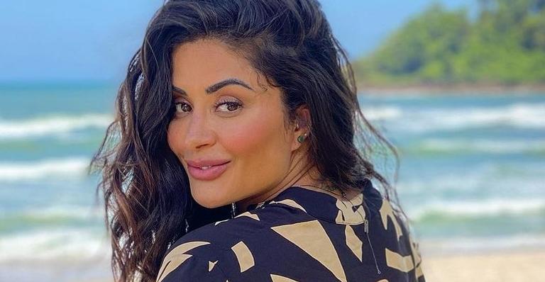 No México, Aline Riscado exibe bumbum turbinado com biquíni fio dental e para tudo: ”Que corpo!”