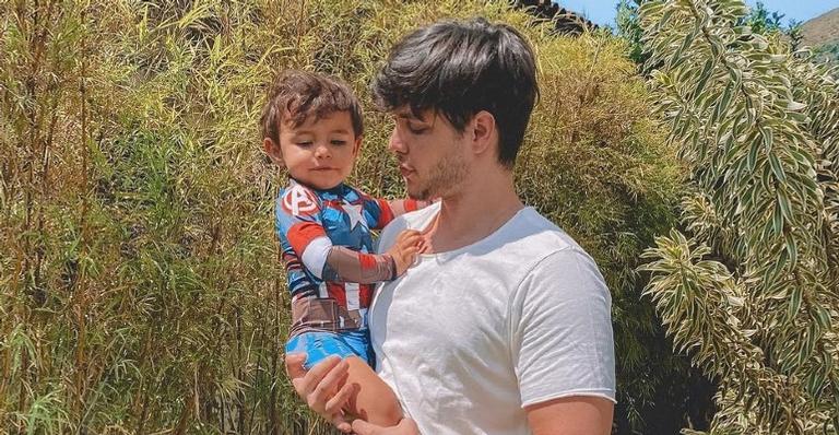 Bruno Guedes publica clique super fofo ao curtir dia de calor com seu filho