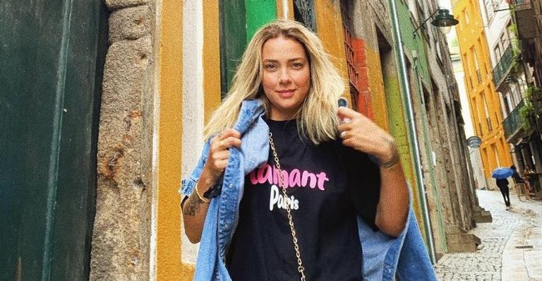 Na Bahia, Carol Dantas posa de biquíni e brinca: ”Vou comer acarajé no almoço?”