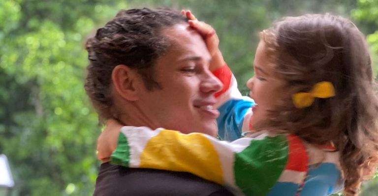 José Loreto monta árvore de Natal ao lado da filha e posta vídeo fofíssimo