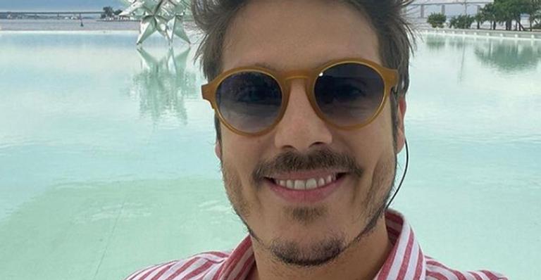 Fabio Porchat comemora fim da dieta de 15 dias: ”Comendo pão”