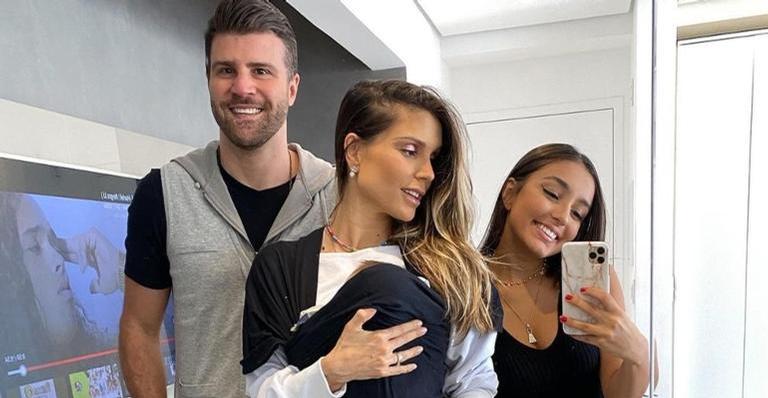 Flávia Viana amamenta o filho de forma engraçada e brinca: ”Pago quantos micos forem necessários”