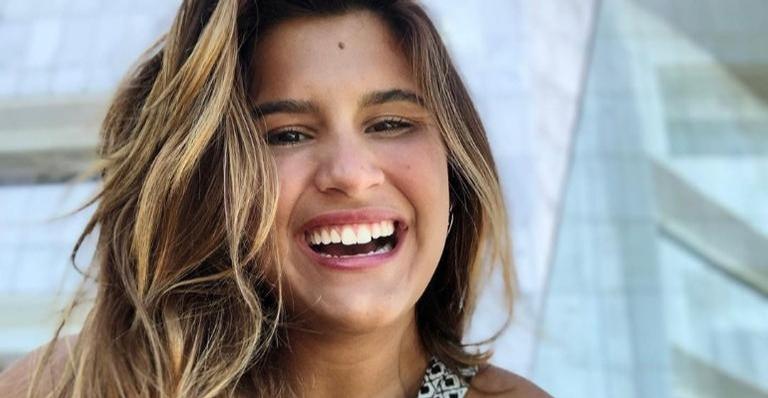 Giulia Costa posa toda iluminada na companhia da cachorrinha, Lola, e encanta