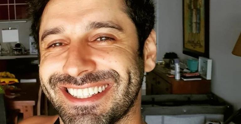 João Baldasserini posa com elenco de Salve-se Quem Puder no último dia de gravação