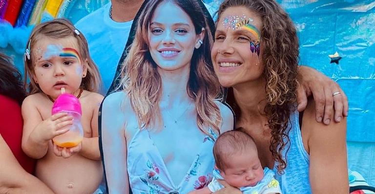 Laura Neiva se declara para a mãe com foto ao lado dela e dos irmãos bebês
