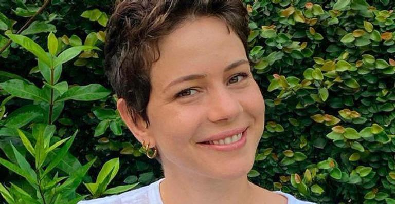 Leandra Leal posta foto feita pelo namorado na cachoeira e encanta a web: ”Tão natural”