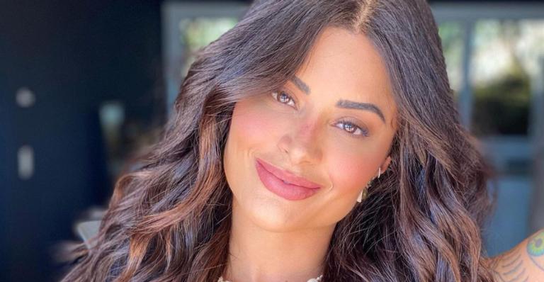Aline Riscado recebe elogios de fãs ao surgir deslumbrante com look azul: ”Deusa é ela!”