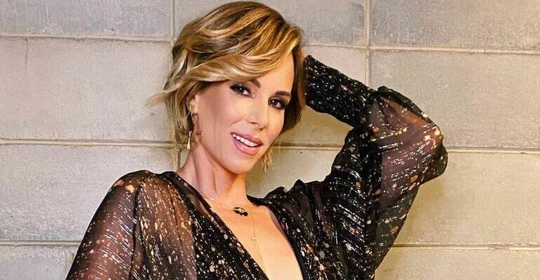 Ana Furtado encanta ao mostrar decoração de sua árvore de Natal: ”Já caiu a fica para vocês?”