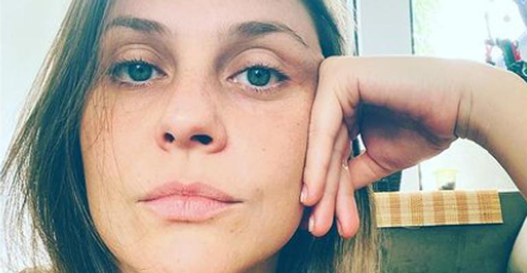Christiana Ubach, ex-Malhação, posa nua amamentando