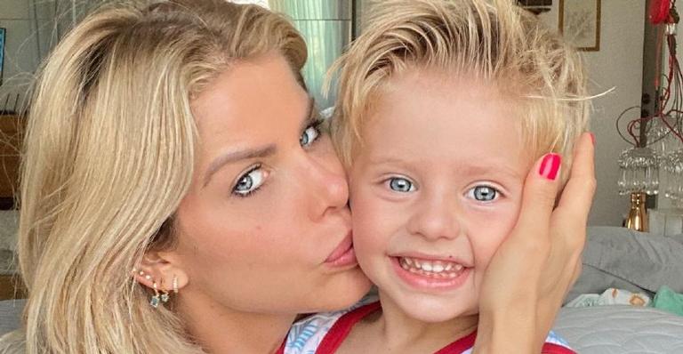 Filho de Karina Bacchi aparece em fotos com equipamentos de tirolesa: ”Aventura do dia”