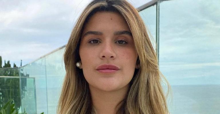 Giulia Costa dá show de flexibilidade ao praticar yoga e impressiona os fãs