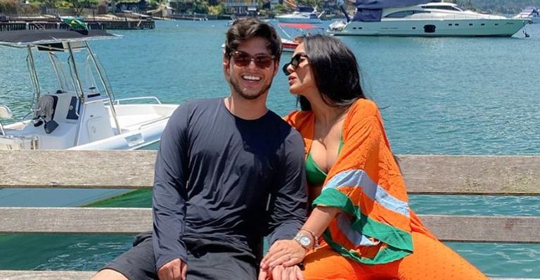 Jade Seba e Bruno Guedes surgem em sequência de cliques românticos na praia e derretem a web