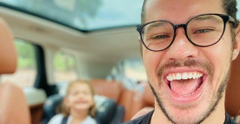 José Loreto encanta ao mostrar dia na praia com a filha: ”Muito amor envolvido”