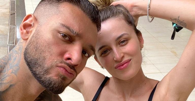 Grávida, Lorena Carvalho deixa barrigão de fora em fotos fofíssimas com Lucas Lucco: ”Meu mundo!”