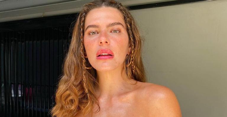 Mariana Goldfarb recebe elogios ao posar com look básico: ”Naturalmente perfeita”