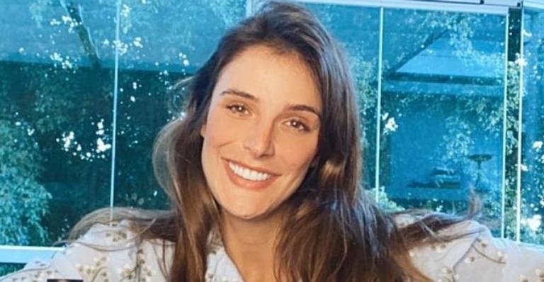 Em frente ao espelho, Rafa Brites empina o bumbum com maiô cavado fio dental e rouba a cena