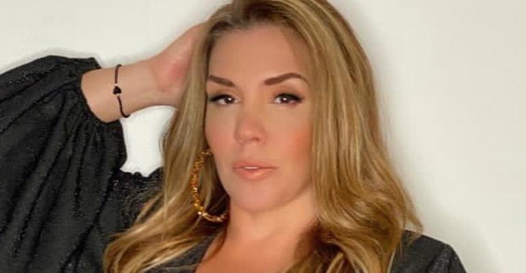 Simony exibe curvas com vestido transparente e decotão até o umbigo: ”Um corpo desse!”