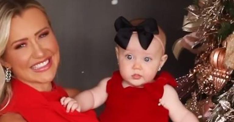 Em clima de Natal, Ana Paula Siebert mostra a filha no colo do Papai Noel