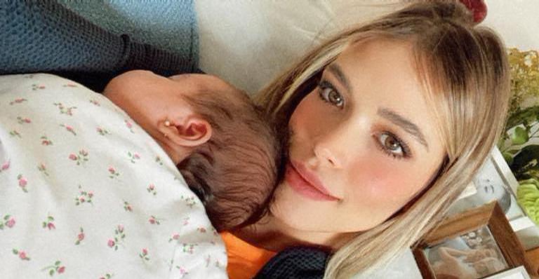 Carol Dias se derrete por clique fofo da filha, Esther: ”Eu não estava preparada pra essa foto”