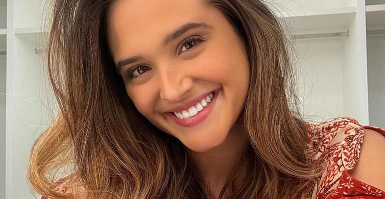 Juliana Paiva posa sorridente na praia e comemora: ”Um mergulho depois de muito tempo”