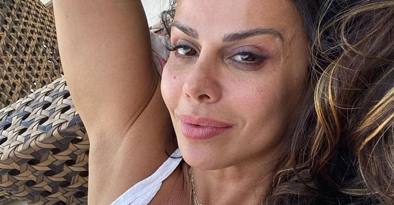 Viviane Araújo empina o bumbum em clique de biquíni e web baba: ”Linda demais”