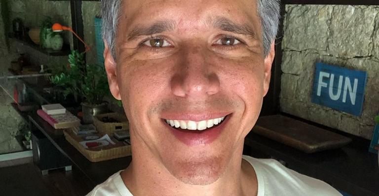 Após morte do pai, Marcio Garcia brinca com o filho e reflete sobre o tempo: ”Valorize”