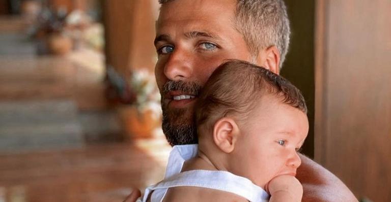 Bruno Gagliasso compartilha fotos durante passeio com o filho, Zyan: ”Primeiro cooper da vida”