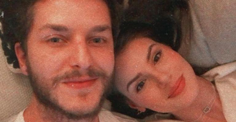 Camila Queiroz e Klebber Toledo posam com o afilhado, Luigi: ”Oficialmente dindos”