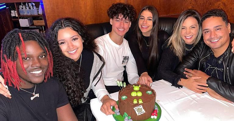 Carla Perez exibe festinha de aniversário do filho e se declara: ”Sua alegria é a nossa alegria!”