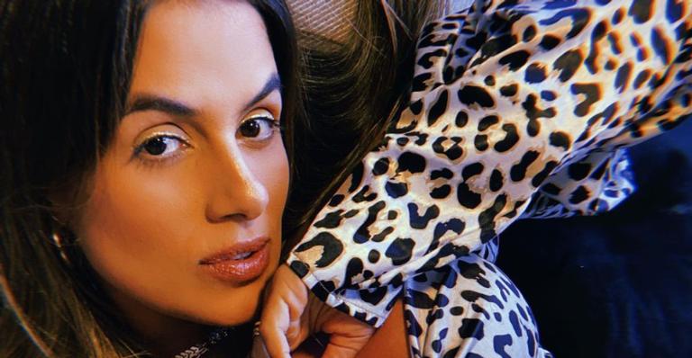 Carol Peixinho ostenta corpão ao posar de biquíni e recebe elogios da web: ”É peixão fora do mar”