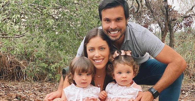 Fabiana Justus posa ao lado da família e se declara: ”Tudo para mim”