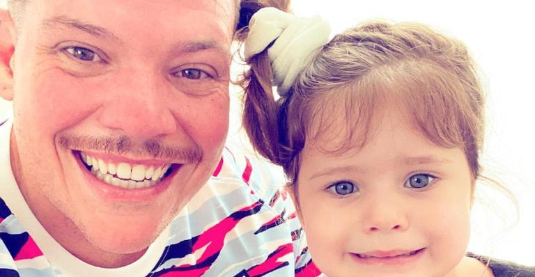 Ferrugem encanta fãs ao surgir recebendo carinho da filha, Sofia: ”Fofos!”