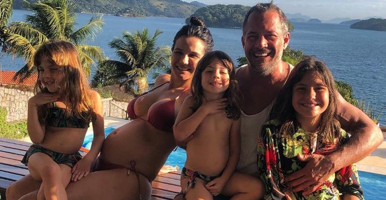 Malvino Salvador compartilha foto da esposa, Kyra Gracie, com as filhas: ”Amores meus”