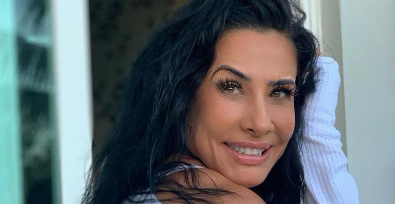 Scheila Carvalho toma sol de biquíni minúsculo e chama muita atenção